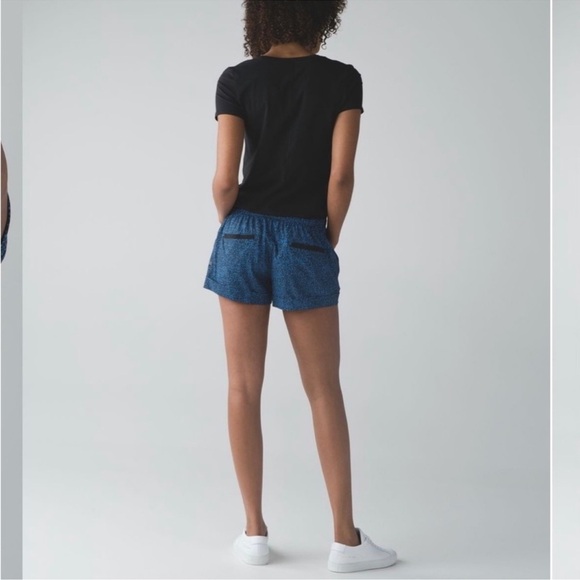Lululemon Spring Break Away Short II Pleated Cuffed Blue and Black Print Size 6 - Picture 9 of 16